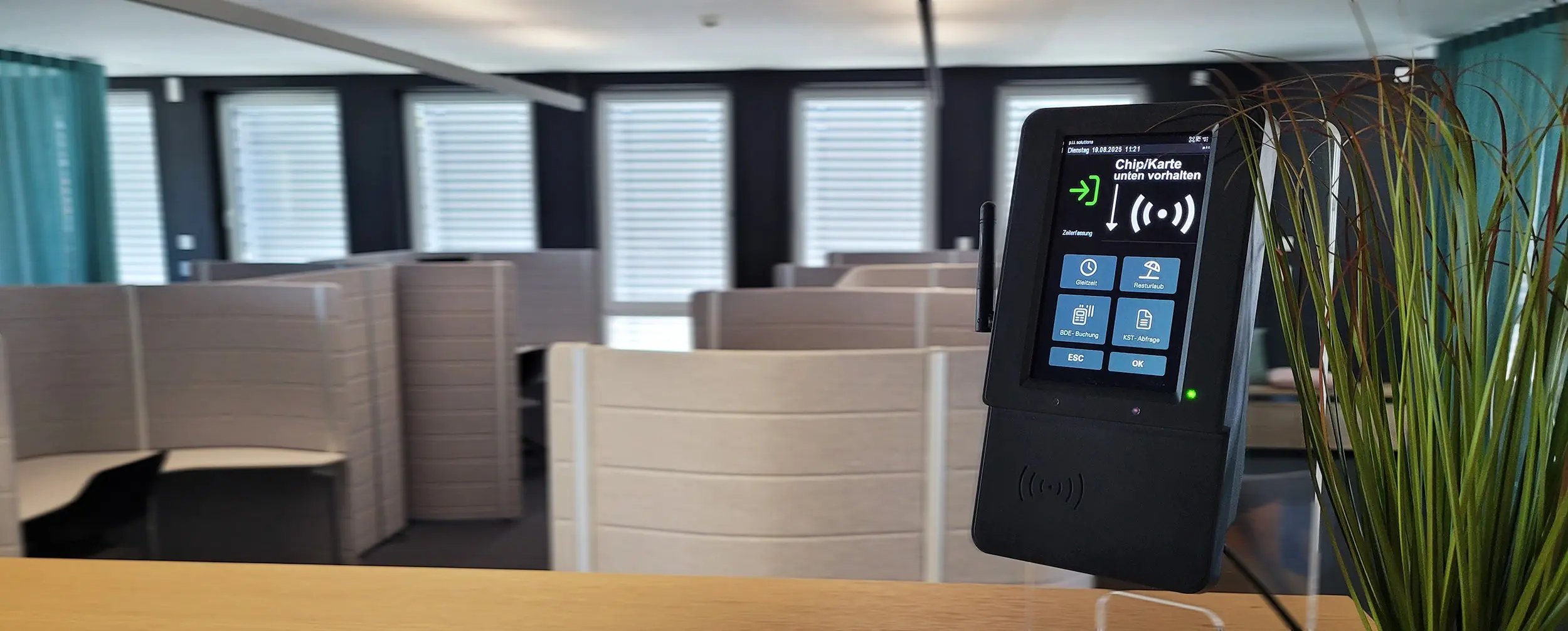 Zeiterfassungsterminal im modernen Büro