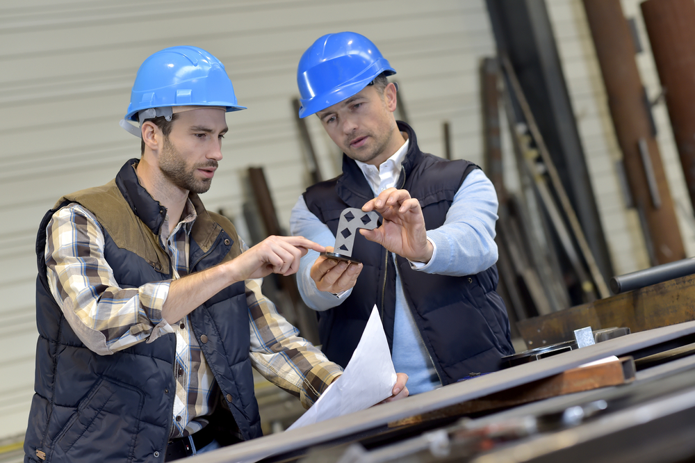 Ein Ingenieur und ein Arbeiter bei der Produktionskontrolle