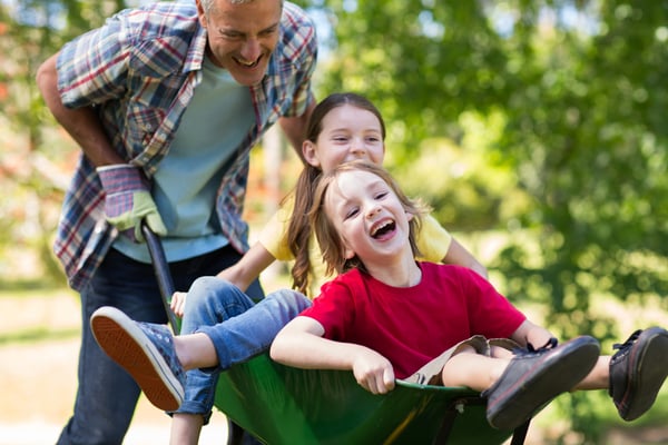 Vater nutzt Freizeit mit seinen Kindern