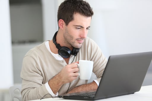 Mann arbeitet im Homeoffice